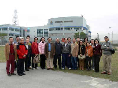 GroupinfrontofGFS1.jpg