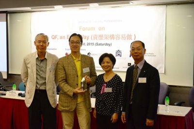 Presentation of Souvenir to Dr. Aaron Chiang-1.jpg